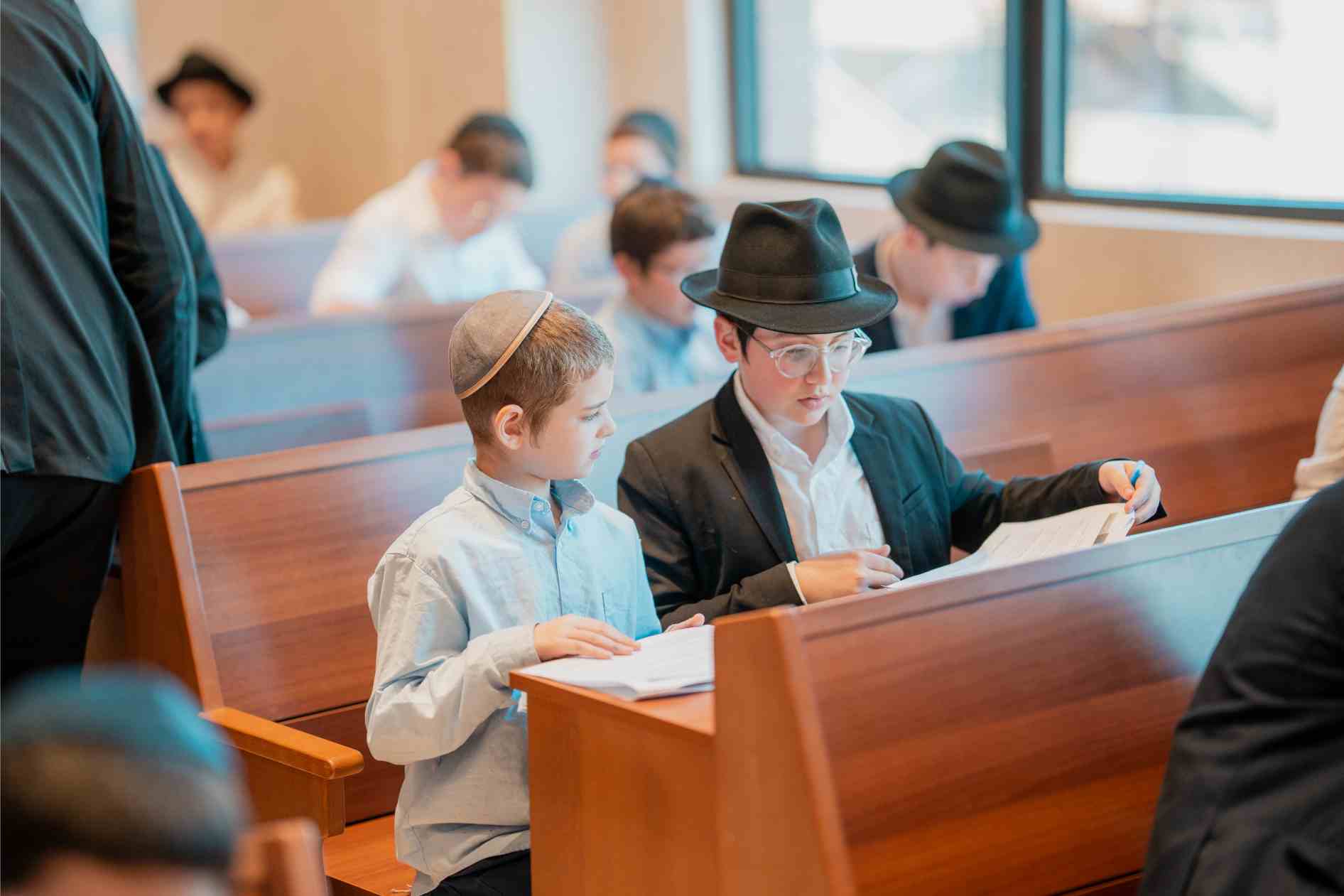 Tomchei Temimim “Ach Gadol – Ach Katan” Program Inspires Learning and Chassidishe Connection